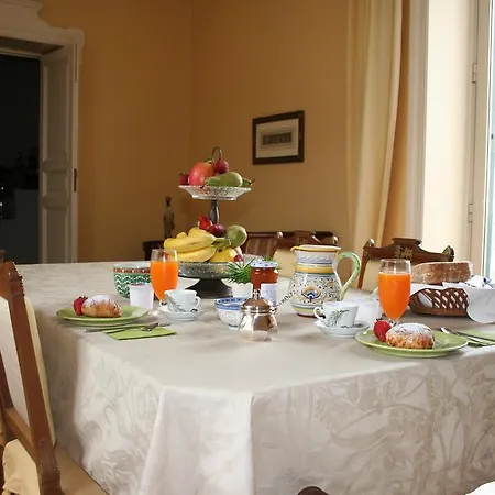 La Corte Frühstückspension